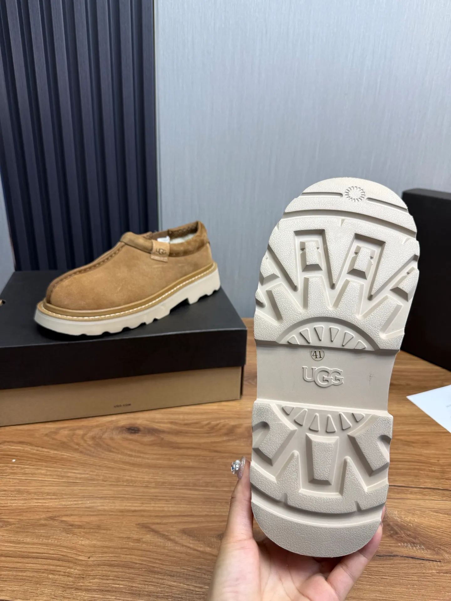 Men's shoes 💰560💰 New UGG fur integrated men's simple and fashionable snow boots. The most worth buying at the end of this year are warm casual shoes. Whether you are out and about at home, their comfortable and warm performance will be your most suitable fashion companion! The material is cowhide upper and imported wool is used inside. Warm and comfortable! The eva+ rubber patch outsole is cushioned, non-slip and wear-resistant, and has good elasticity. It is light and wear-resistant, comfortable and soft, and the new simple cut is more fashionable. It has both practicality and fashion sense, so you no longer have to worry about how to match it in winter, while still maintaining your fashionable taste. High-quality genuine wool. Look at the details for the material! Size: 39-40-41-42-43-44-44 sneaker size